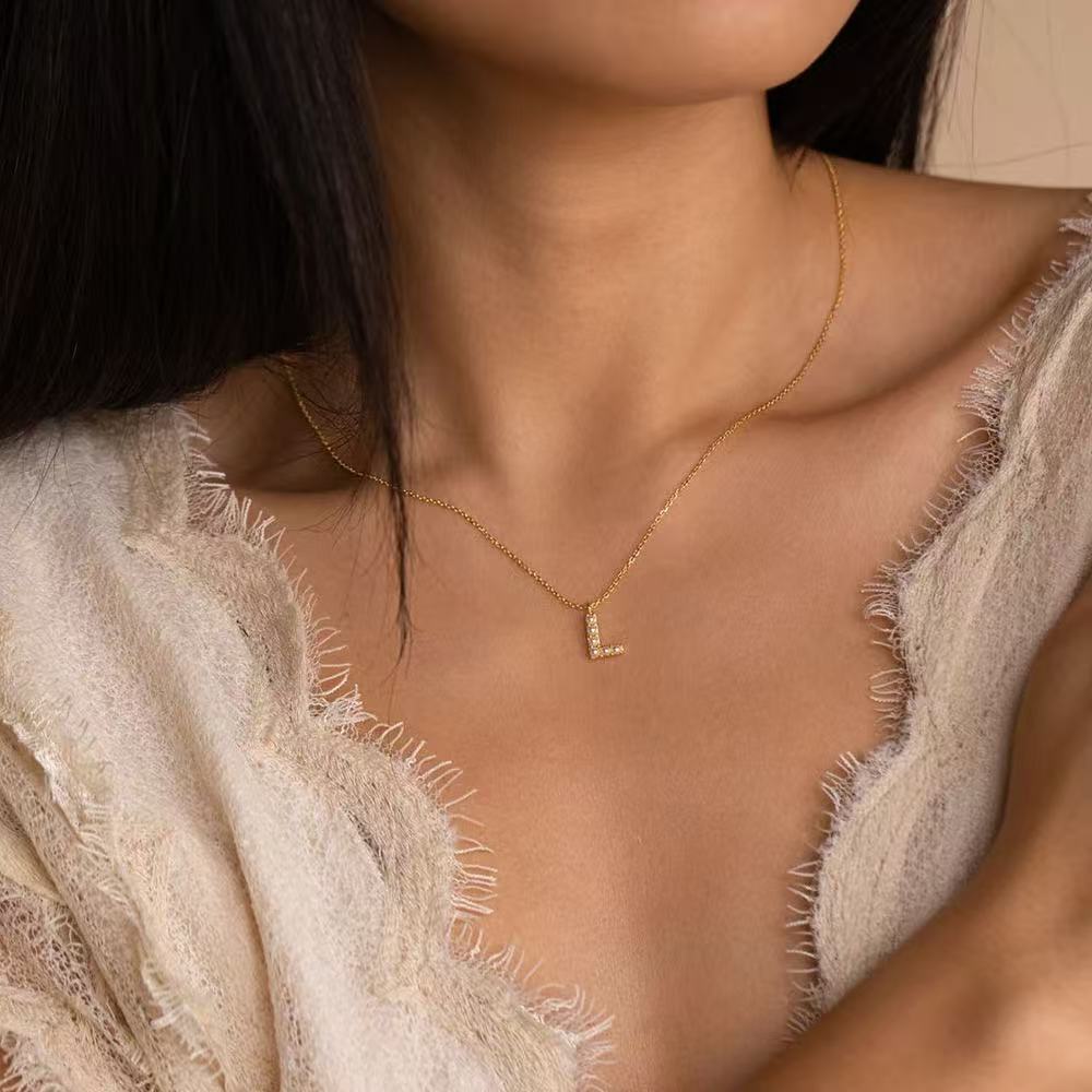 Loopbrek - charm necklace - Personalized Pearl Letter Charm - zoom out