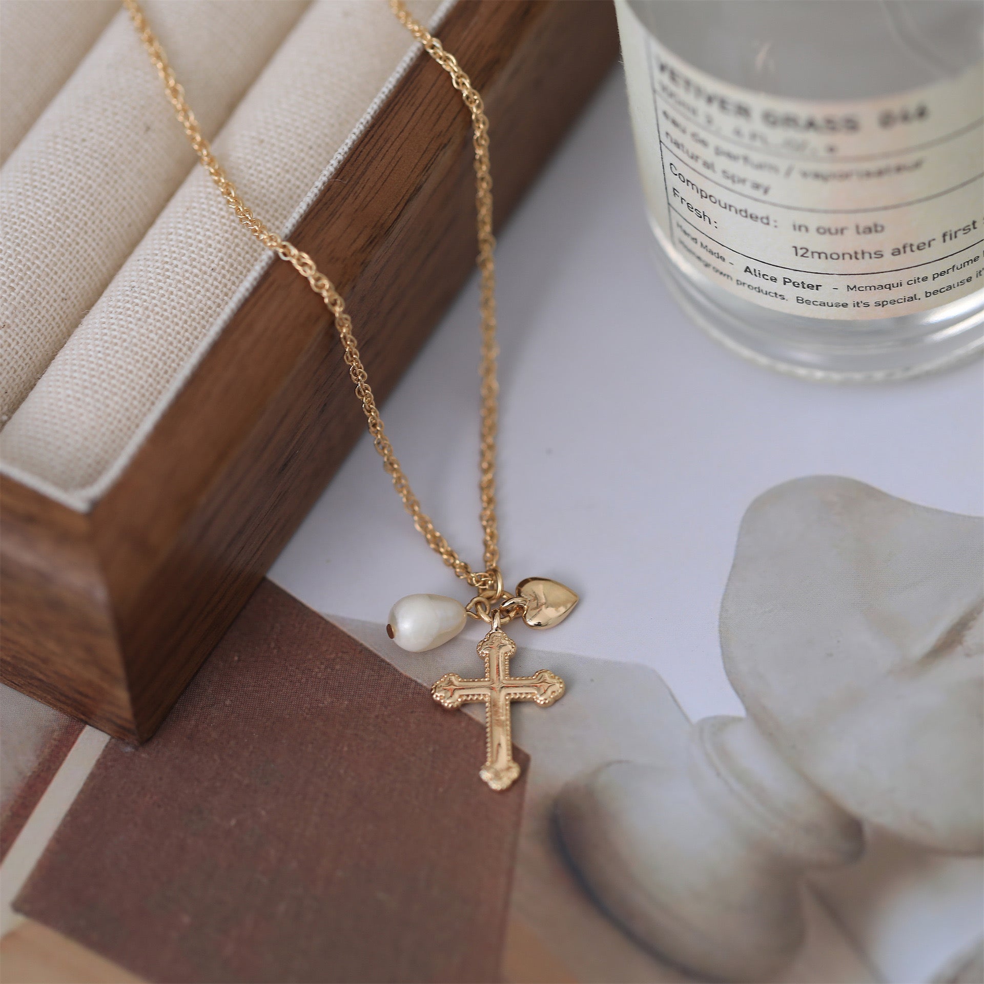 Loopbrek - dainty necklace - Cross & Heart pearl necklace - zoom in