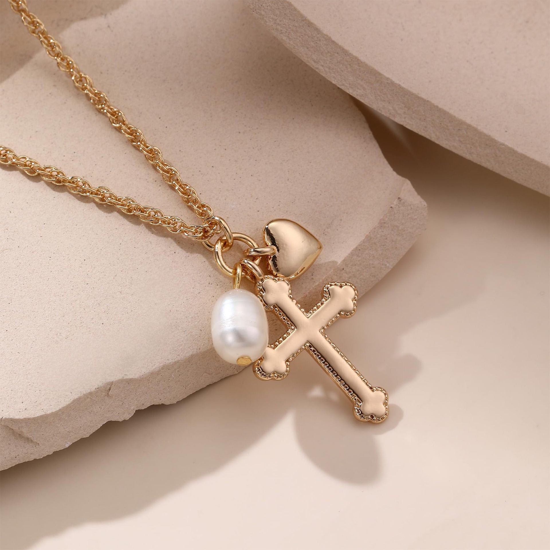 Loopbrek - dainty necklace - Cross & Heart pearl necklace - zoom in