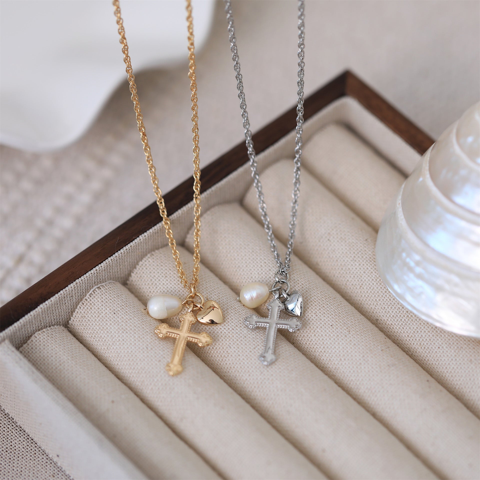 Loopbrek - dainty necklace - Cross & Heart pearl necklace - zoom in