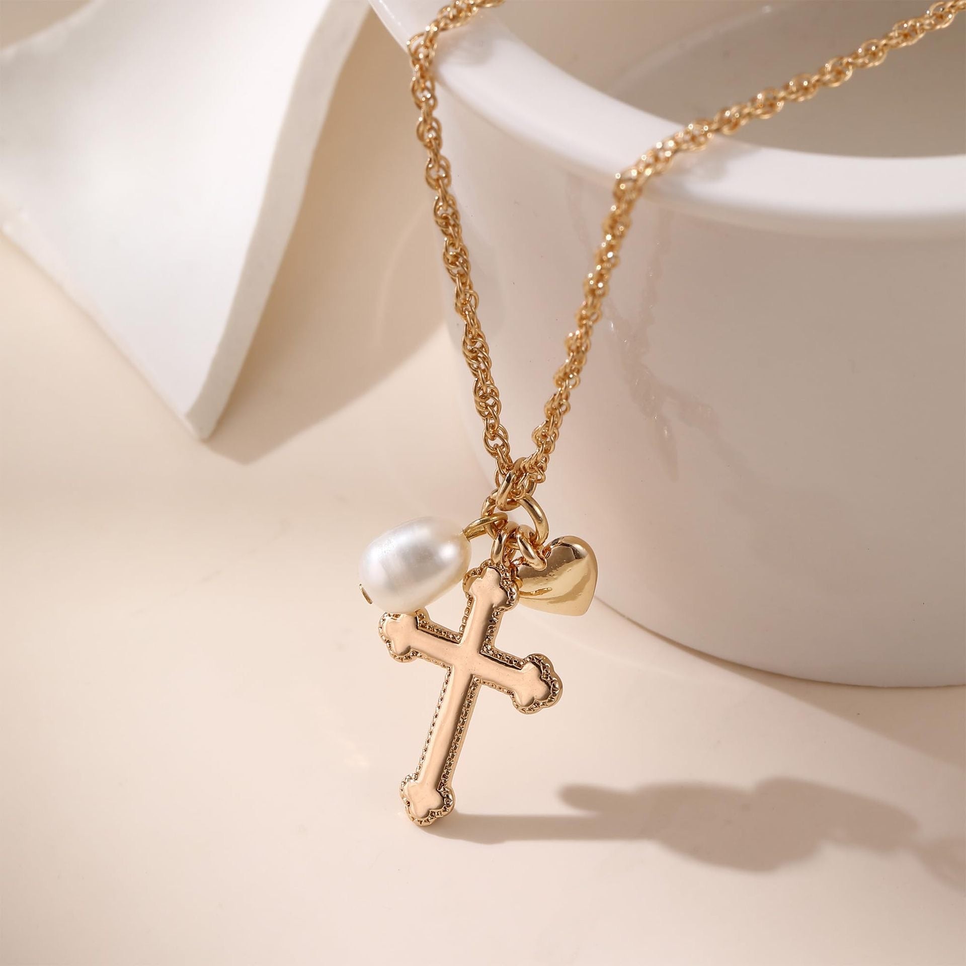 Loopbrek - dainty necklace - Cross & Heart pearl necklace - zoom in