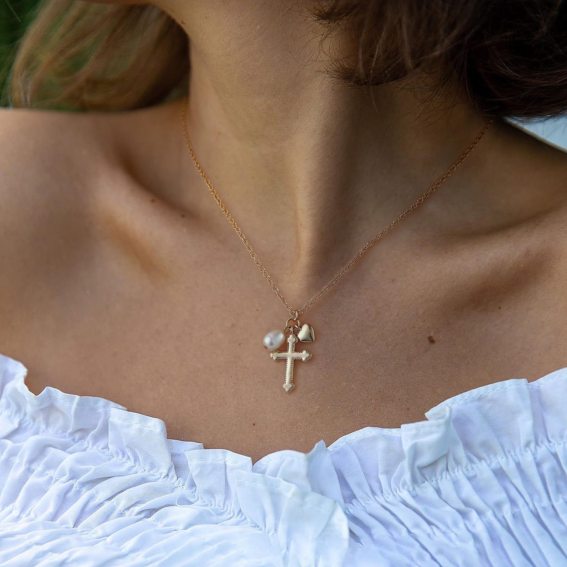 Loopbrek - dainty necklace - Cross & Heart pearl necklace - zoom out